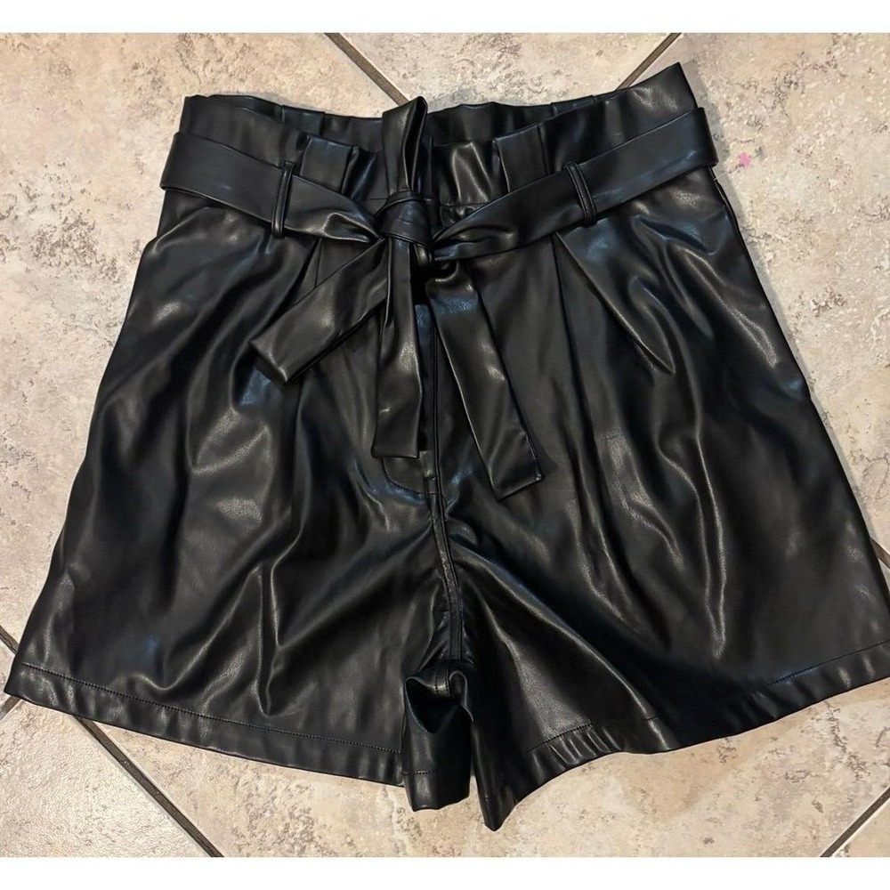 NWT Women's Black vegan leather paper bag high waisted shorts size large